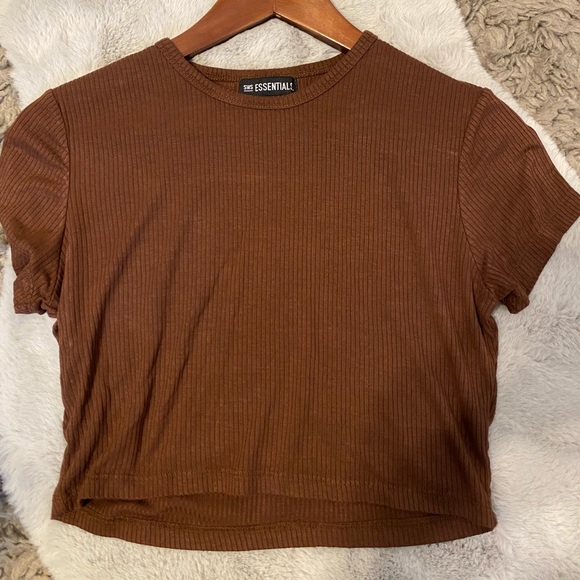 Tops - 2 shirt bundle. One crop top in brown and one black tank essential. 💕🦋